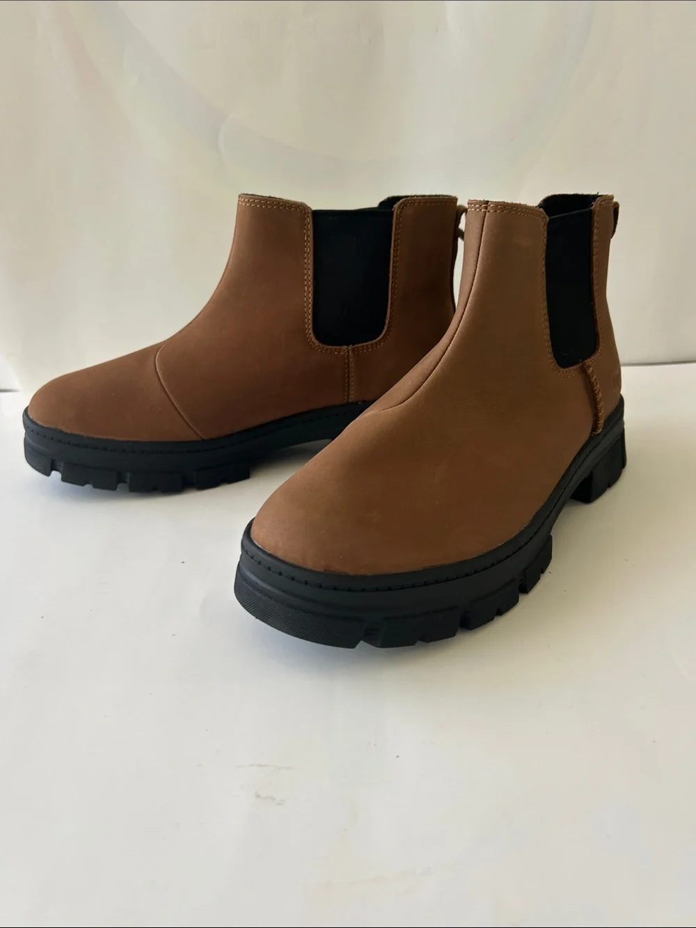 UGG® Kids Ashton Chelsea Boots Chestnut NWOT